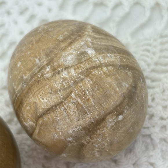 2 polished aragonite eggs - Picture 3 of 10